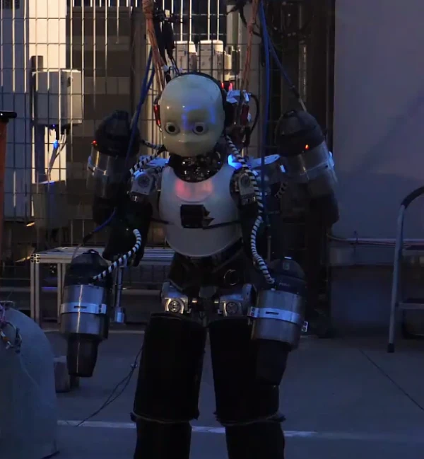 أول روبوت بشري في العالم يطير بقوة الدفع النفاثة! لايف ستايل لايف ستايل، أول روبوت بشري في العالم يطير بقوة الدفع النفاثة!،صمم للمساعدة في عمليات الإغاثة من الكوارثعالم الروبوتات ل