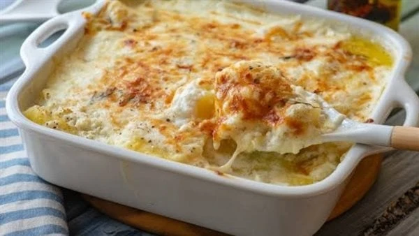 طريقة عمل البطاطس بالسبانخ والكريمة والموتزاريلا تعد البطاطس بالسبانخ والكريمة من الأكلات غير التقليدية التى تمتلك مذاقا سهيا ويمكن كسر روتين السفرة