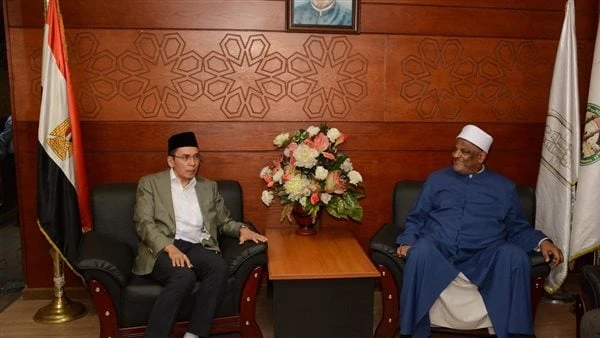 عباس شومان يستقبل رئيس فرع المنظمة العالمية لخريجي الأزهر بإندونيسيااستقبل د. عباس شومان رئيس المنظمة العالمية لخريجي الأزهر أمين عام هيئة كبار