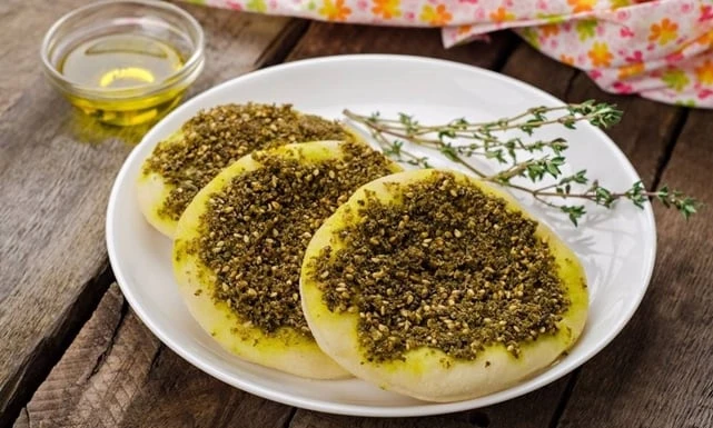 فطائر بالجبنة والزعتر بخطوات سهلة وبسيطةتعد فطائر الجبنة والزعتر من الأطباق الشهية التي يمكن تحضيرها بسهولة في المنزل. تجمع هذه الفطائر بين طعم