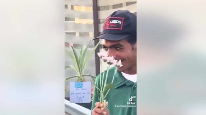 صاحب تريند الوردة: كنت مهموم علشان عليا قرض (خاص) برسالة وزهرة وابتسامة عفوية، تصدر فيديو الشاب صاحب إهداء الوردة التريند خلال الأيام الماضية.نال