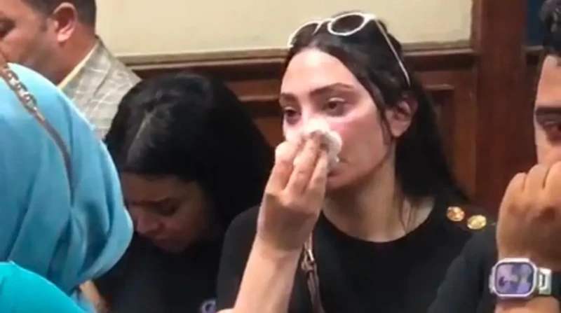 قلبي بيتقطع إنهيار زوجة عصام صاصا في المحكمة والمطرب يطلب من جمهوره الدعاء لهعصام صاصا , ظهرت جهاد أحمد ، زوجة مؤدي المهرجانات في جلسة محاكمته هو و