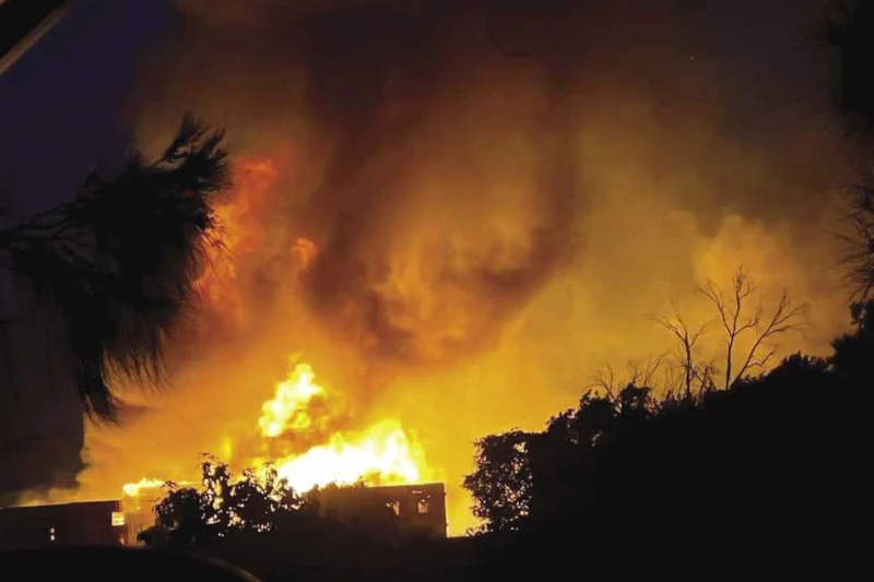 مات من الزعل.. وفاة مسن بعد علمه بوفاة زوجته ونجله لأول مرة في حريق بسوهاج اتشحت قرية الفيما التابعة لمركز أخميم شرق محافظة سوهاج، بالسواد حزنا على