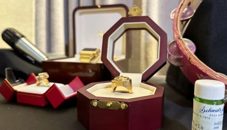 عرض مجموعة من مجوهرات إلفيس بريسلي في مزاد لتحف المشاهير يعرض مزاد يقام خلال أيام مقتنيات نادرة لبعض مشاهير الموسيقى والسينما منها خاتمان ذهبيان كان