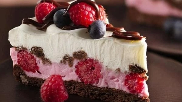 خطوة بخطوة.. طريقة عمل تورتة الآيس كريمتعتبر طريقة عمل تورتة الآيس كريم، من وصفات الحلويات العالمية اللذيذة وتتميز بأنها حلى لذيذة جدا يعشقها الصغار والكبار أيضا، ويمكن تحضريها بخط