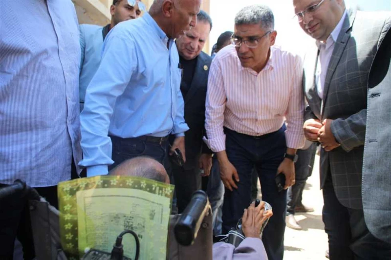 محافظ الجيزة يلتقي مواطنين بالعياط لبحث شكواهم قام المهندس عادل النجار محافظ الجيزة،اليوم الخميس ،بجولة تفقدية لمركز ومدينة العياط للمرور على أعمال