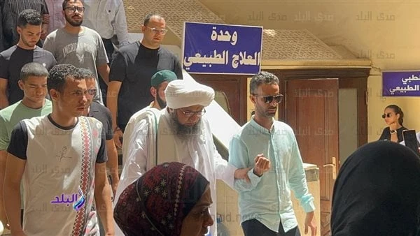 بحضور الحبيب علي الجعفري.. تشييع جنازة والدة مصطفى حسني شاهدشيعت جنازة والدة الداعية مصطفى حسني، من مسجد الصديق بمساكن شيراتون عقب صلاة الظهر.وحرص