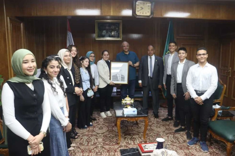 محافظ القليوبية لالشبان العالمية: نعمل مع المجتمع المدني لإرساء قواعد التنمية المستدامة قدم وفد من طلاب وبراعم هيئة الشبان العالمية، التهنئة للمهندس