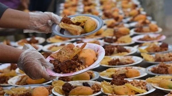 بيان فضل إطعام الطعام في الإسلام .. الإفتاء توضحقالت دار الإفتاء المصرية، إن النصوص من الكتاب والسنة تواردت على أن إطعام الطعام من أحب الأعمال إلى