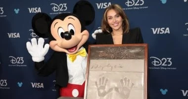 فن: مايلى سايرس تحقق إنجازا تاريخيا بحصولها على تكريم أساطير ديزني اقرأ في أفاق عربية مايلى سايرس تحقق إنجازا تاريخيا بحصولها على تكريم أساطير ديزني،