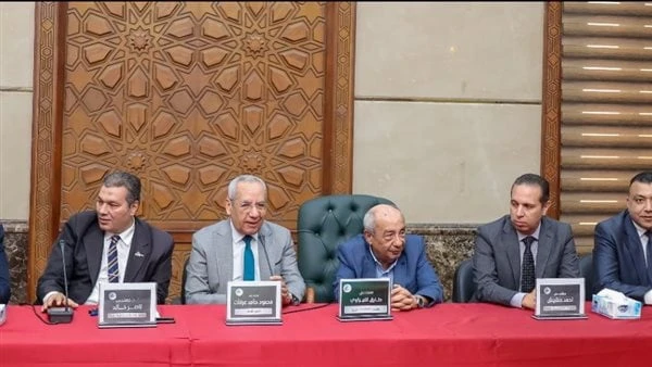 المهندسين ترد على مزاعم منح لقب استشاري بالمجاملةعقدت شعبة الهندسة المدنية، برئاسة أحمد حشيش، لقاء موسعا للجنة مناقشة طلبات الحصول على لقب مهندس