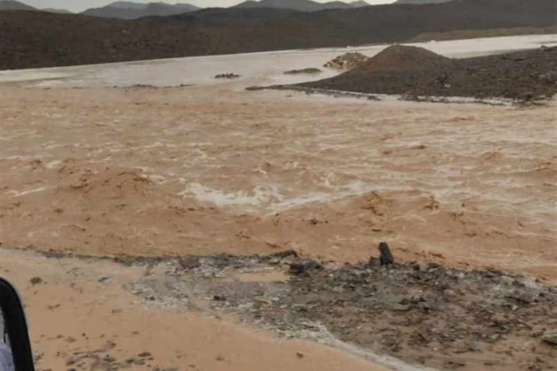 وسط تحذيرات من استمرارها.. سقوط أمطار بمرسى علم (تفاصيل) شهدت قرية الشيخ الشاذلي، جنوب غرب مدينة مرسي علم، بمحافظة البحر الأحمر، اليوم الجمعة، سقوط