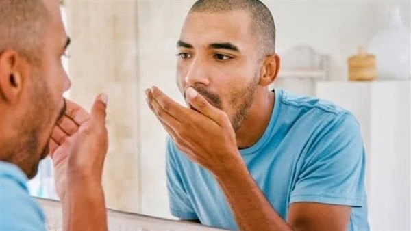 لن تصدق .. 3 أكلات تخلصك من رائحة الفم الكريهةيمكن للبكتيريا الموجودة في الفم والتي تبقى من الطعام الذي تتناوله أن تسبب روائح كريهة إذا لم يتم إزالتها، تحتوي بعض الأطعمة مثل الثوم 