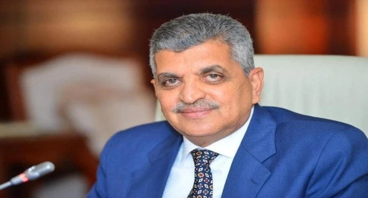 رئيس هيئة قناة السويس: نحرص على تعزيز آليات التعاون المشترك مع كافة عملاء الهيئة الفريق أسامة ربيع رئيس هيئة قناة السويسأ ش أأكد رئيس هيئة قناة السويس أسامة ربيع، حرص الهيئة على تع