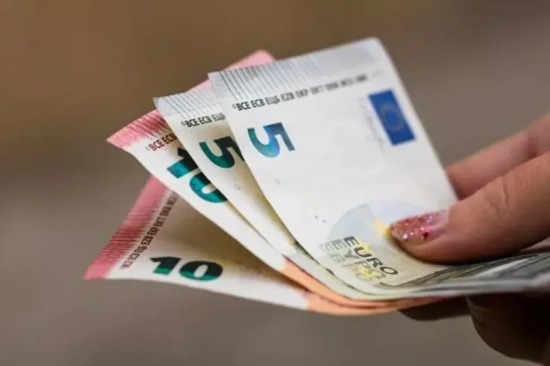 اليورو بيغلي.. شوف سعره النهارده مقابل الجنيه المصري في البنوك والسوق السوداء الثلاثاء 13 أغسطس 2024 تشهد السوق السوداء في مصر اليوم تقلبات في سعر