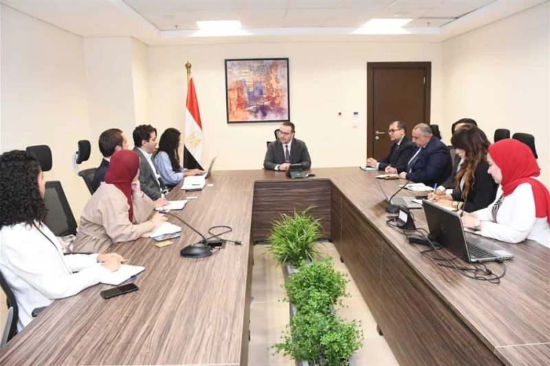 الاسكان تبحث مع مسئولى بنك الاستثمار الأوروبي تطبيق التحول الرقمي بالمدن الجديدة التقى الدكتور وليد عباس، نائب رئيس هيئة المجتمعات العمرانية الجديدة لقطاع التخطيط والمشروعات- المشر