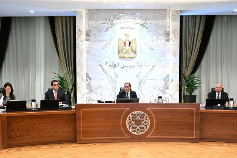 رئيس الوزراء يتعهد: لن يغلق مصنع إلا بقرار مني شخصيا.. وآلية جديدة للتفتيش على المصانع ترأس الدكتور مصطفى مدبولي، رئيس مجلس الوزراء، اليوم الأربعاء، اجتماع مجلس الوزراء، بالحي الحك