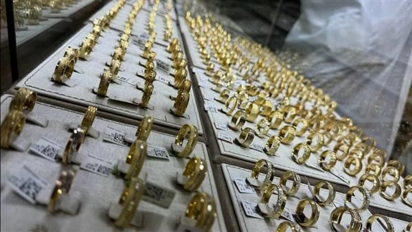 الذهب ينخفض 25 جنيها في الجرام.. اعرف وصل كامسجل سعر الذهب في مصر بنهاية تعاملات اليوم الخميس، تراجعا بقيمة تبلغ 25 جنيها مقارنة بما كان عليه المعدن الأصفر مطلع الأسبوع الجاري داخل