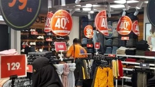 التموين: رصد 350 مخالفة للمحال المشاركة في الأوكازيونقال أحمد كمال المتحدث الرسمي باسم وزارة التموين والتجارة الداخلية إنه تم رصد 350 مخالفة للمحال المشاركة في الأوكازيون منذ انطلا