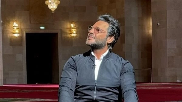 بعد ظهوره في المسجد.. تجدد الجدل حول ديانة نيشانحالة من الجدل أثيرت على مواقع التواصل الاجتماعي، حول الإعلامي نيشان، بعد الصور التي نشرها أمس السبت، عبر انستجرام، ظهر فيها داخل مسج