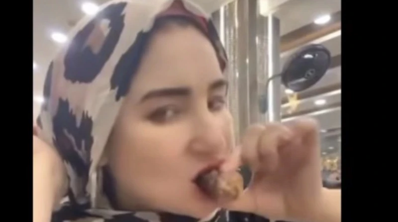 جعانة وشرشوحة.. فود بلوجر تتهم مطعما شهيرا: هددوني بماء نار (خاص) كشفت الفود بلوجر، الشهيرة براندا ستايل، سبب أزمتها مع أحد المطاعم الشهيرة بمحافظة