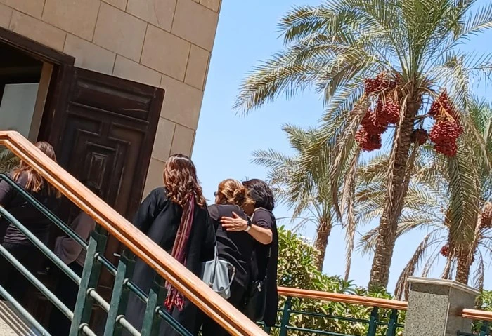انهيار زوجة صلاح حسني في مراسم تشييع جنازته انهارت زوجة الراحل صلاح حسني، لاعب الأهلي السابق، ووالد النجم أحمد صلاح حسني، الذي توفي مساء أمس، أثناء