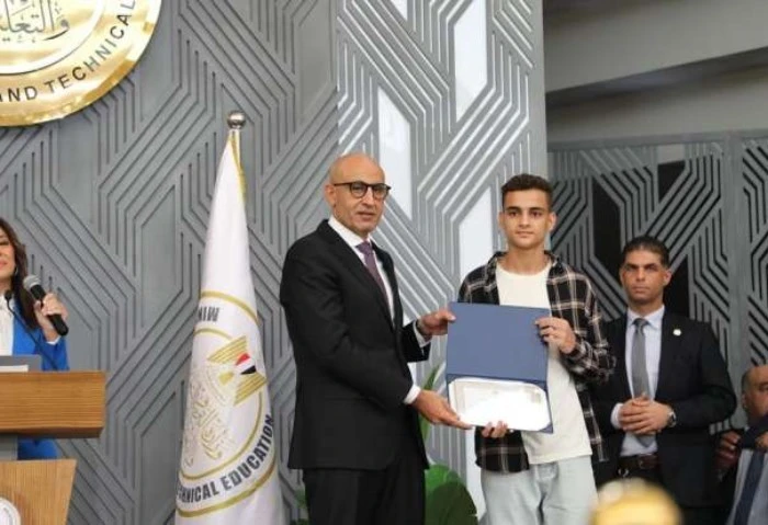 هل تتغير قائمة أوائل الثانوية العامة 2024 بعد إضافة درجتين الفيزياء؟ كشفت مصادر مطلعة بوزارة التربية والتعليم و التعليم الفني عن تعديل نتائج أوائل