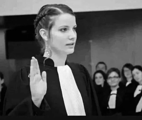 لكل ست جوزها خانها: اسمعي نصيحة المحامية ديتقول المحامية ليزا بيلوم : ﺑﻌﺪ ﺳﻨﺘﻴﻦ ﻣﻦ الحب والغرام والعشق والهيام، ﺧﺎﻧﻨﻲ ! ﻭﻻ ﺷﻚ أن الخيانة ﻣﻮﺟﻌﺔ وقاسية.. ﻭﻟﻜﻨﻲ على عكس الكثيرات أنصح