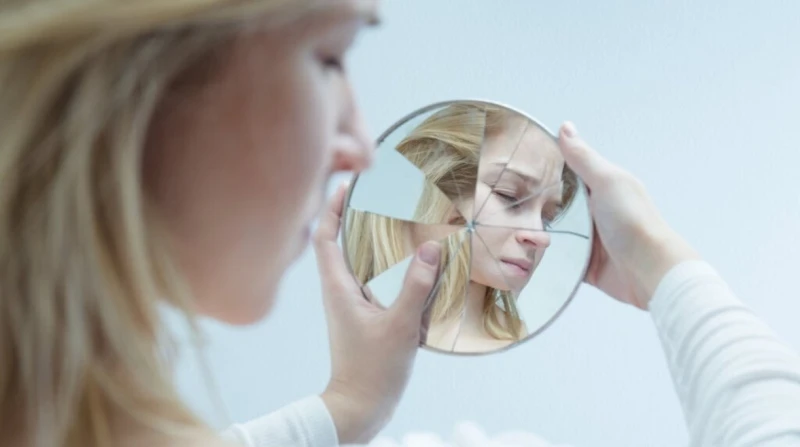 طبيب نفسي: كرش الرجل واجهة اجتماعية.. والهوس بالجسم قد يقود للموت يهتم الكثيرون بالحصول على الجسم المثالي، لكنهم لا يدرون أنهم قد يكونوا مصابين بمرض اضطراب تشوه الجسم.ويرى الأشخاص