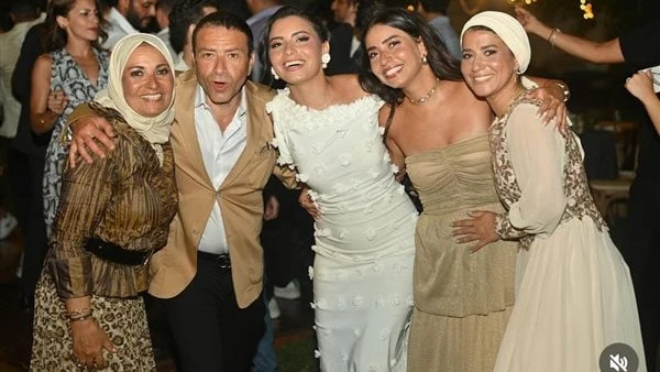 ابنة هبة قطب تخطف الأنظار بفستان خطوبتها شاهد حرصت الدكتورة هبة قطب، استشاري العلاقات الزوجية و الأسرية، على مشاركة متابعيها عبر حسابها الرسمي على موقع تبادل الصور و الفيديوهات الإ