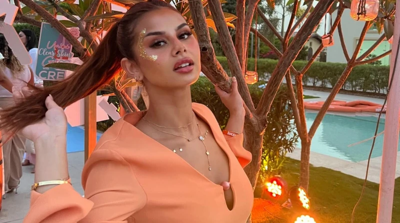 منة عرفة تتهم حارس عقار وزوجته بسرقتها: كان يعلمان تحركاتي استمعت نيابة القاهرة الجديدة، إلى أقوال الفنانة منة عرفة في واقعة سرقة متعلقات من داخل شقتها، على يد حارس عقار وزوجته، في