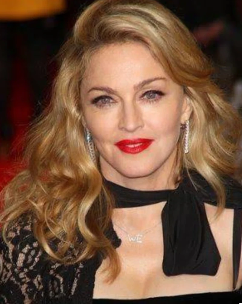 مادونا تواعد لاعب كرة قدم يصغرها ب37 عاماشوهدت النجمة الأمريكية الشهيرة مادونا تمسك بيد حبيبها الجديد لاعب الكرة أكيم موريس الذي يصغرها ب37 عاما.وظهرت أيقونة البوب البالغة من العمر