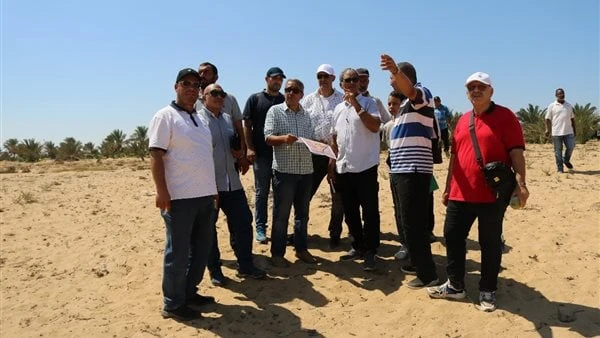 تفعيل دور المحطات البحثية بشمال سيناء لزيادة إنتاجية المحاصيل الزراعية قام الدكتور محمد عزت، نائب رئيس مركز بحوث الصحراء، بزيارة تفقدية لمحطة بحوث