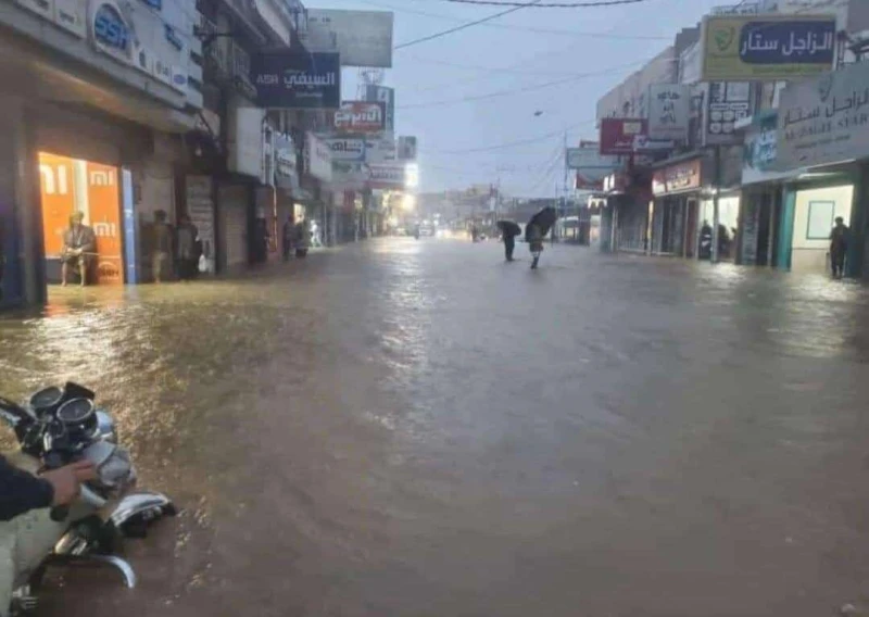 شاهد فيديو يحبس الانفاس لحظة غرق اشهر شارع في صنعاء نتيجة العاصفة الرعدية ودخول المياه الى المحلات _اخر الاخبار اخر الاخبار، شاهد فيديو يحبس الانفاس