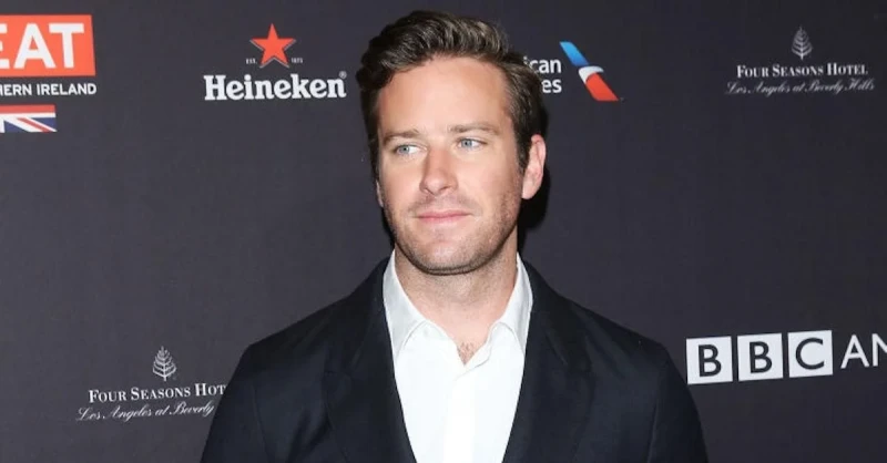 النجم الأمريكي أرمي هامر يبيع سيارته المحبوبة : لا أتحمل تكلفة البنزينعرض الممثل الأمريكي آرمي هامر شاحنته المفضلة التي أحبها بشدة للبيع، معترفا بأنه