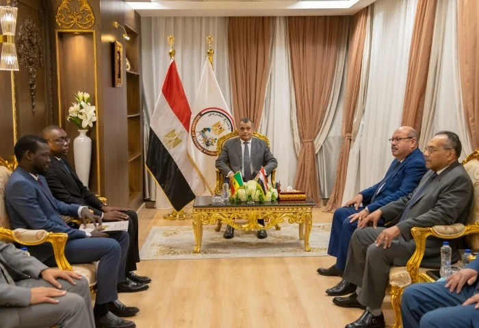 وزير الإنتاج الحربى يلتقي سفير السنغال لبحث ودعم أوجه التعاون المشترك التقى المهندس محمد صلاح الدين مصطفى وزير الدولة للإنتاج الحربى، الدكتور كيموكو