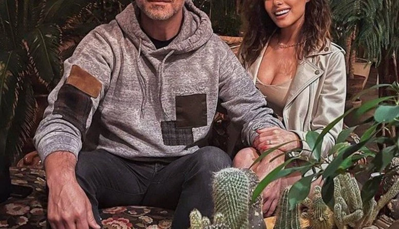 عائلة أوزجان دينيز وزوجته الإيرانية يتبادلون الفضائح العلنيةتصدرت الخلافات الشخصية في عائلة النجم التركي أوزجان دينيز، مواقع التواصل الاجتماعي في