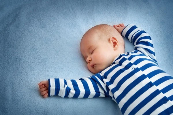 تأثير الحرارة المرتفعة على الرضع .. كيف تحمين طفلك من الموجات الحارة؟نستعرض مجموعة من النصائح الواجب اتباعها لوقاية الرضيع من الموجات الحارة ، وفقا