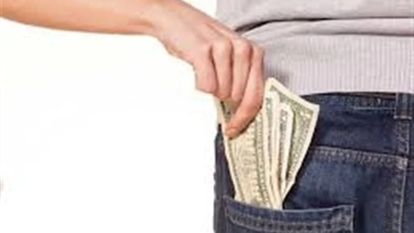 هل يجوز للزوجة أخذ مال من زوجها بدون إذنه لو كان مقصرا؟لاشك أنه ينبغي الوقوف على سؤال هل يجوز للزوجة أخذ مال من زوجها بدون إذنه ؟ حيث يعد أحد الحلول التي تلجأ إليها بعض الزوجات للت