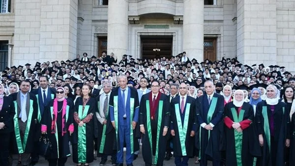 رئيس جامعة القاهرة يشهد حفل تخريج دفعة جديدة من كلية الحاسبات والذكاء الاصطناعيشهدت قاعة الاحتفالات الكبرى بجامعة القاهرة ، حفل تخريج دفعة جديدة من