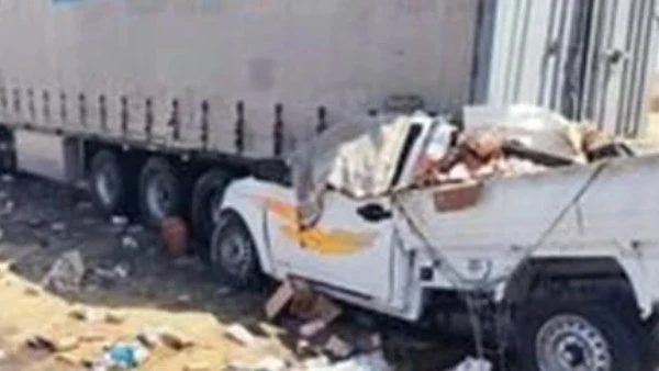 تصادم بين تريلا وسيارة يتسبب في مصرع 3 أشخاص بمطروح لقى 3 اشخاص مصرعهم اثر حادث ت صادم بين سيارة وتريلا بطريق مطروح اسكندرية الساحلي وتم نقل ضحايا الحادث إلى مستشفى مطروح العام .تص