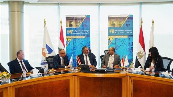 رئيسا البورصتين المصرية والعراقية يوقعان بروتوكول تعاون لتعزيز العمل المشتركوقع أحمد الشيخ - رئيس مجلس إدارة البورصة المصرية، و ثائر عدنان هاشم رئيس مجلس محافظي سوق العراق للأوراق 