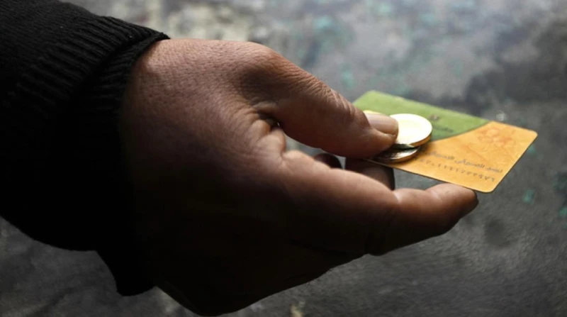 دموع على بطاقة تموين.. معركة البطون الخاوية يخوضها أطفال (خاص) كانت تحمل ابنتها الصغيرة على كتفيها، ، استقلت التوكتوك، متجهة نحو محكمة الأسرة، المكان