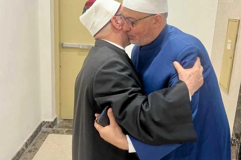 في مشهد حضاري..مفتي الجمهورية السابق يستقبل المفتي الجديد في دار الإفتاء..صورفي مشهد حضاري يعكس التعاون والترابط بين علماء الأزهر الشريف، شهدت دار الإفتاء المصرية ،اليوم الاثنين، ل