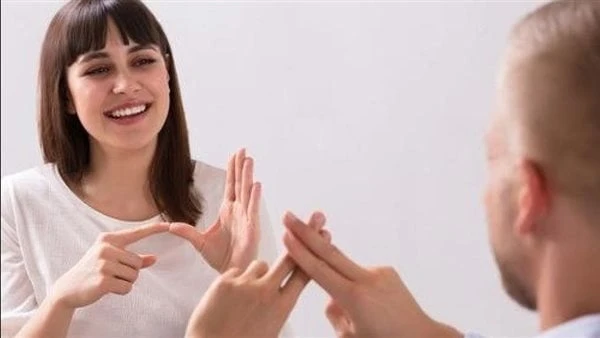 نظام تواصلي.. ماذا تعرف عن لغة الإشارة؟لغة الإشارة هي نظام تواصلي لغوي استخدمه الأشخاص الصم وضعاف السمع للتعبير عن أفكارهم ومشاعرهم باستخدام الحركات