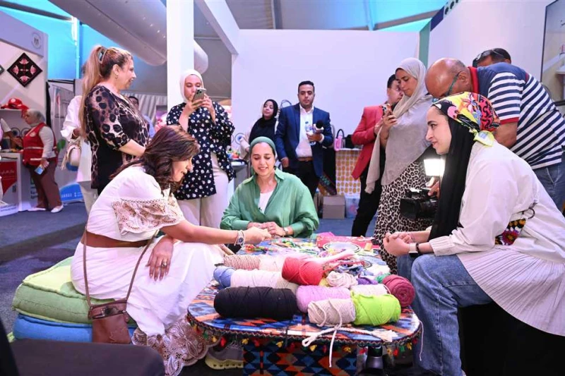 قيادية بتحالف العمل الأهلي تزور معرض تنمية الأسرة المصرية بمهرجان العلمين زارت السفيرة نبيلة مكرم، رئيس الأمانة الفنية للتحالف الوطني للعمل الأهلي