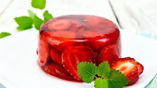 على قد الإيد .. طريقة عمل جيلي الفراولة قدمت الشيف سالى فواد ، عبر صفحتها الشخصية بموقع التواصل الإجتماعي فيسبوك ، طريقة عمل جيلى الفراولة.المقادير- جيلي بنكهة الفراولة : مغلف- ماء