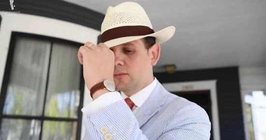 عندما نتحدث عن الإكسسوارات نعتقد أنها تخص النساء فقط، على الرغم من أن الرجال لهم أيضا إكسسوارات لا يستغنون عنها طول الوقت سواء كان يوم عادي، أو حتى عند الاستعداد لمناسبة، سواء كان 