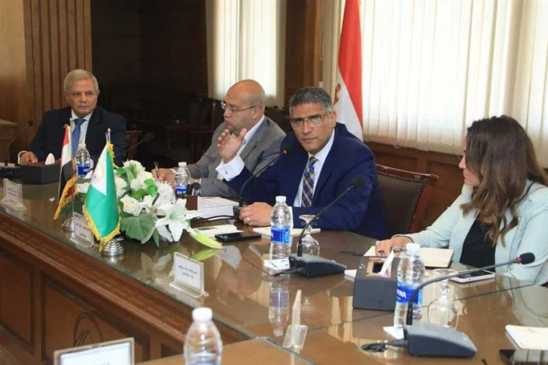 محافظ الجيزة: سرعة التعامل مع شكاوي المواطنين والتعامل الفوري مع العقارات الآيلة للسقوط ترأس المهندس عادل النجار محافظ الجيزة، اليوم الأربعاء ،