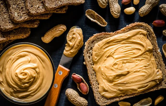 طريقة عمل زبدة الفول السودانيزبدة الفول السودانيهي منتج غذائي شهير يستخدم في العديد من الأطباق والحلويات، ويعد مصدرا غنيا بالبروتينات والدهون الصحية.